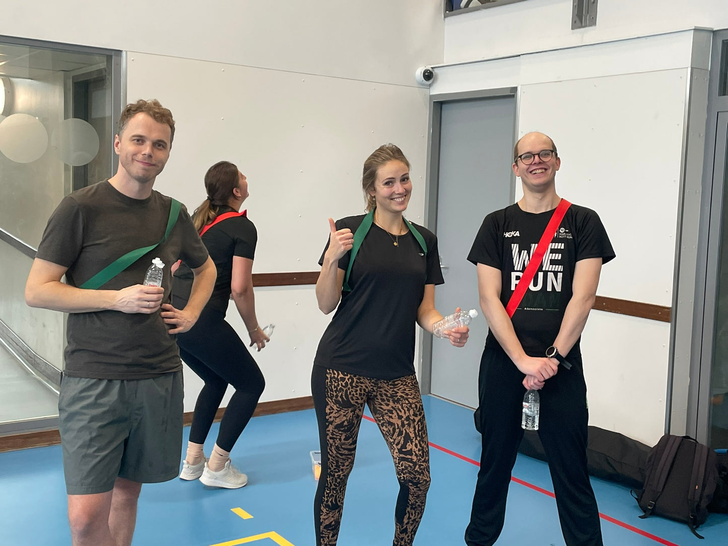 Ouderwets sportief vriendenuitje boerenjongens trefbal